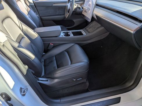 Used 2022 Tesla Model Y Long Range image 30