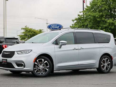 Used 2022 Chrysler Pacifica Pinnacle AWD/4WD image 2