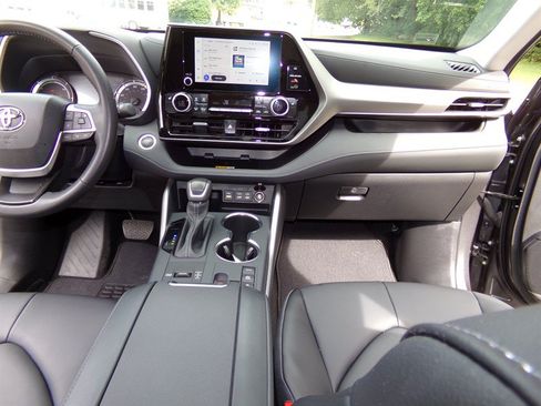 Used 2025 Toyota Highlander XLE AWD/4WD image 29