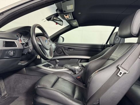 Used 2010 BMW 335i Convertible image 4