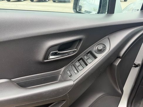 Used 2020 Chevrolet Trax LT w/ LT Convenience Package FWD image 5