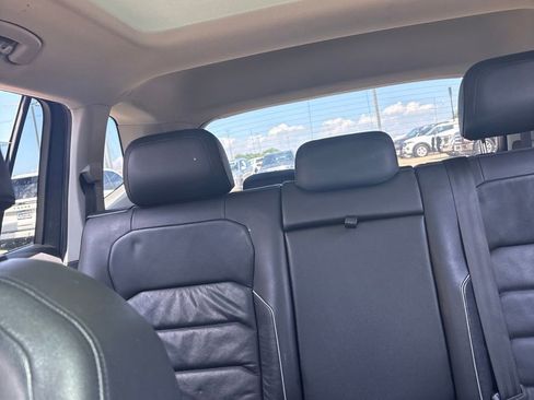 Used 2018 Volkswagen Tiguan SEL Premium FWD image 14