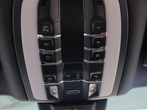 Used 2019 Porsche Macan AWD/4WD image 39