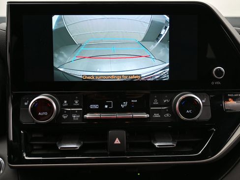 Used 2023 Toyota Highlander XLE image 17