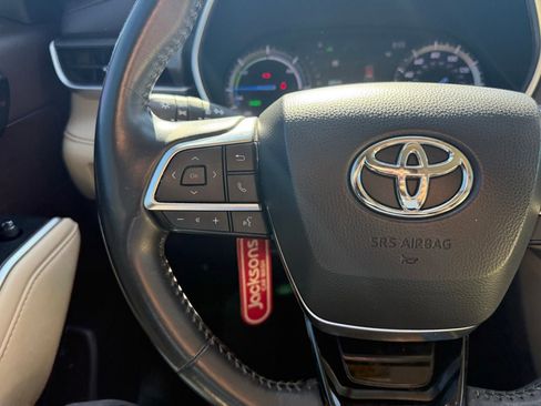 Used 2021 Toyota Highlander XLE FWD image 19