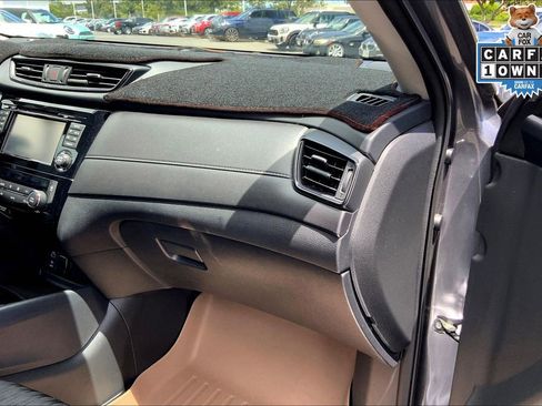 Used 2017 Nissan Rogue SV w/ SV Premium Package image 16