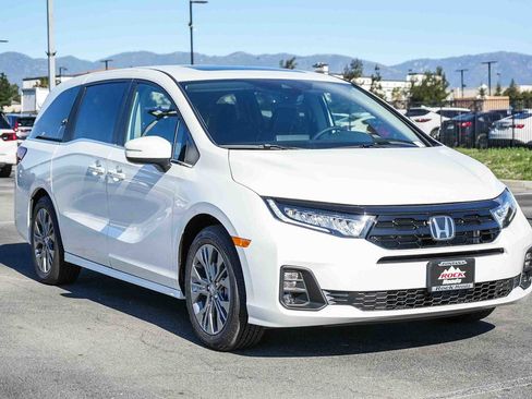 New 2026 Honda Odyssey Touring image 3