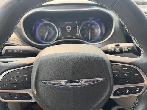 Used 2022 Chrysler Pacifica Touring-L FWD image 13