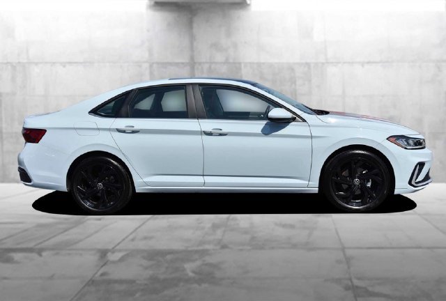 Used 2025 Volkswagen Jetta SE w/ Sunroof Package FWD image 5