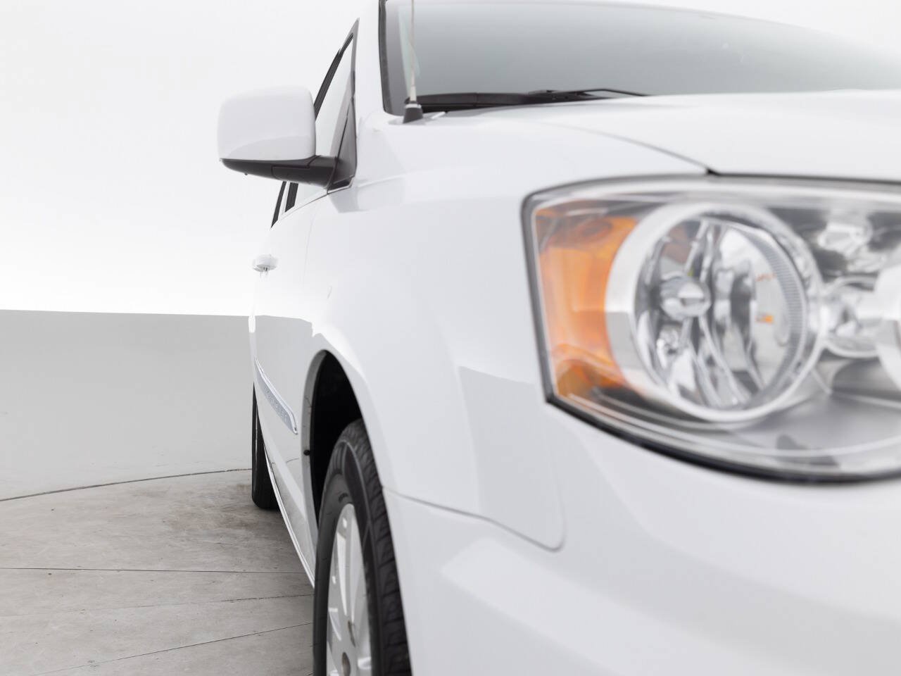 Used 2016 Chrysler Town & Country Touring FWD image 11