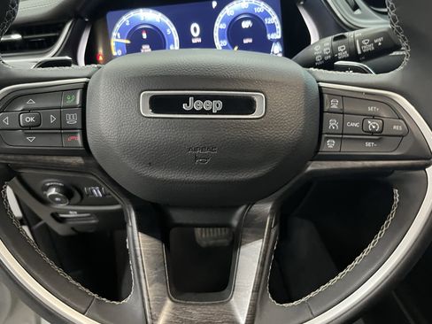 Used 2023 Jeep Grand Cherokee Limited w/ Luxury Tech Group II AWD/4WD image 21
