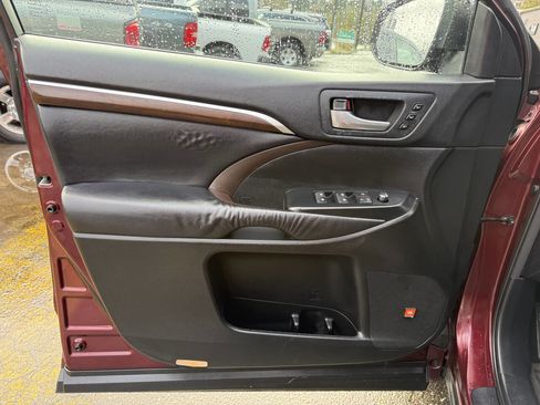 Used 2016 Toyota Highlander Limited w/ Four Season Floor Mat Package image 19