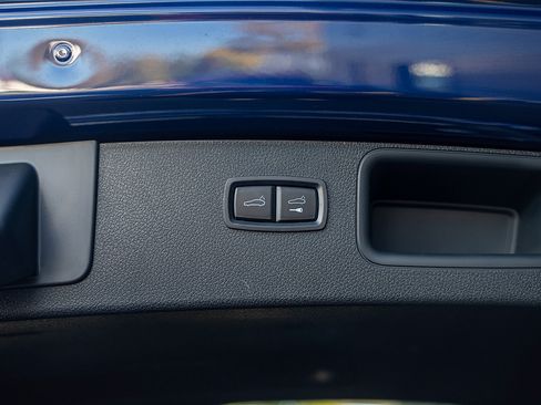 Certified 2025 Porsche Macan AWD/4WD image 23