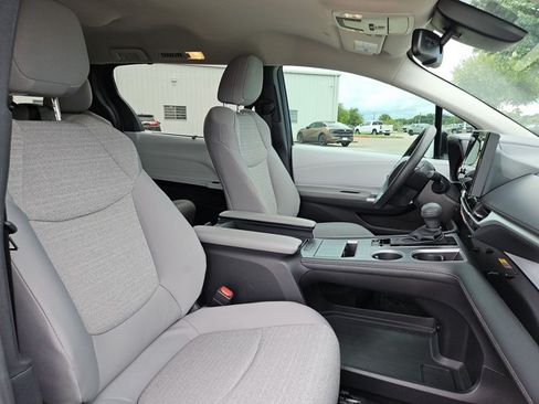 Used 2026 Toyota Sienna LE FWD image 22