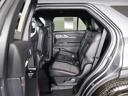 Used 2025 Ford Explorer ST-Line w/ ST-Line Street Pack image 32