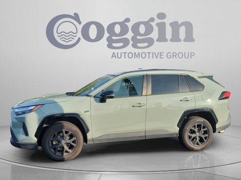 Used 2022 Toyota RAV4 XLE w/ Convenience Package FWD image 2