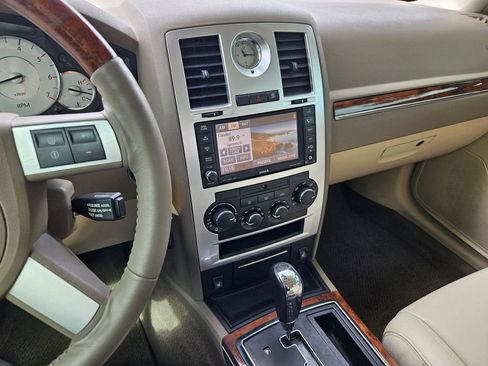 Used 2009 Chrysler 300 C RWD image 19