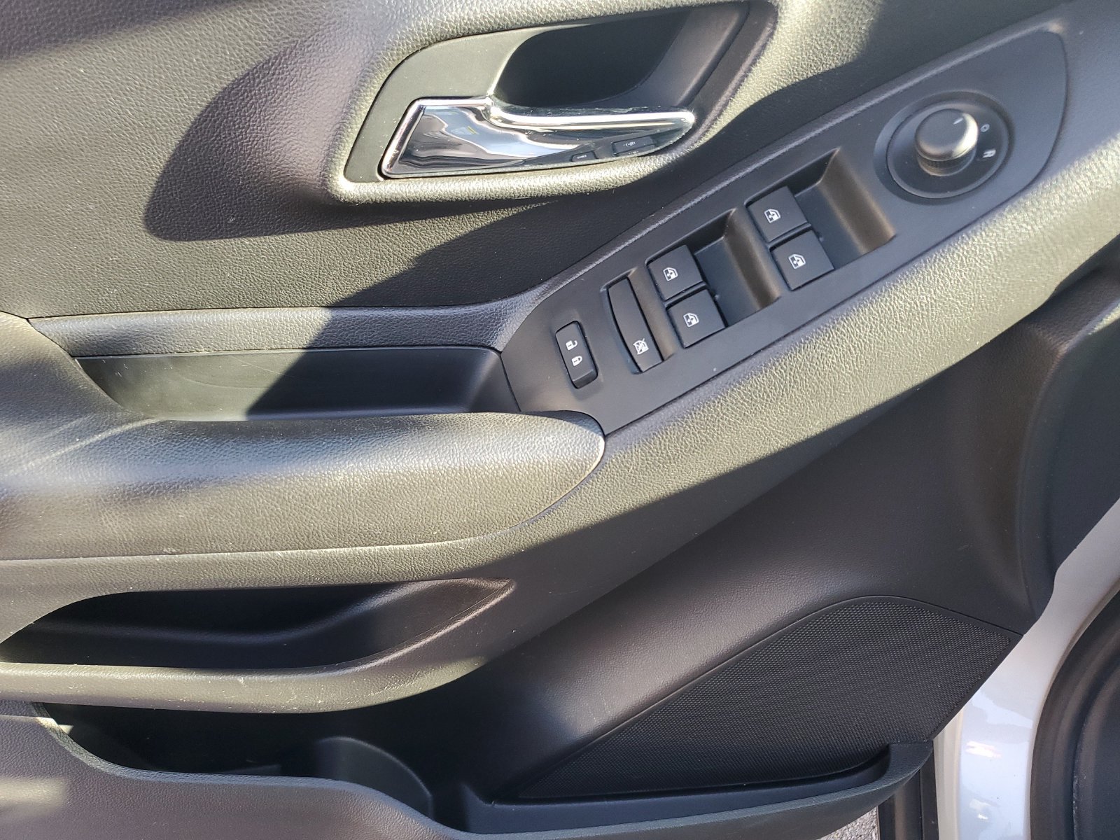Used 2020 Chevrolet Trax LT w/ LT Convenience Package FWD image 19