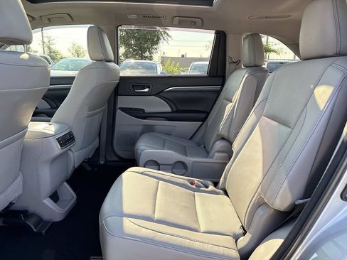 Used 2018 Toyota Highlander Limited Platinum AWD/4WD image 12