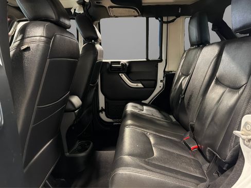 Used 2017 Jeep Wrangler Unlimited Sahara w/ Max Tow Package AWD/4WD image 31
