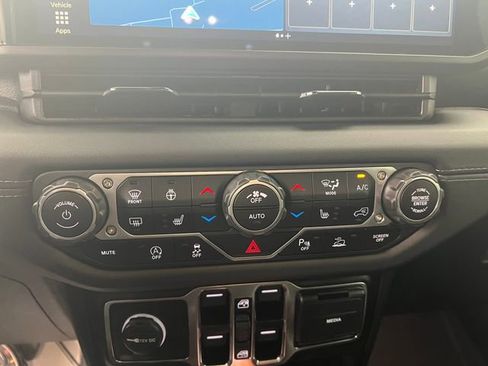 Used 2025 Jeep Wrangler Sahara image 39