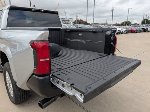Used 2025 Toyota Tacoma SR AWD/4WD image 29