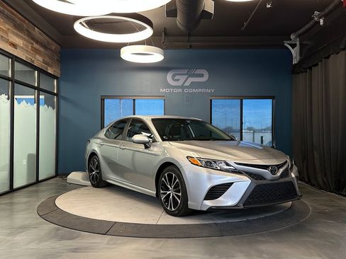 Used 2019 Toyota Camry SE FWD image 1