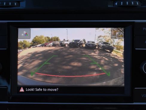 Used 2021 Volkswagen Golf 4-Door image 42