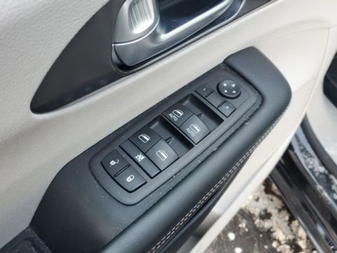 Certified 2024 Chrysler Pacifica Touring-L image 7