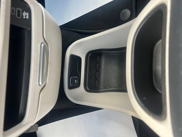 Used 2022 Chrysler Pacifica Touring-L w/ Uconnect Theater Family Group FWD image 29