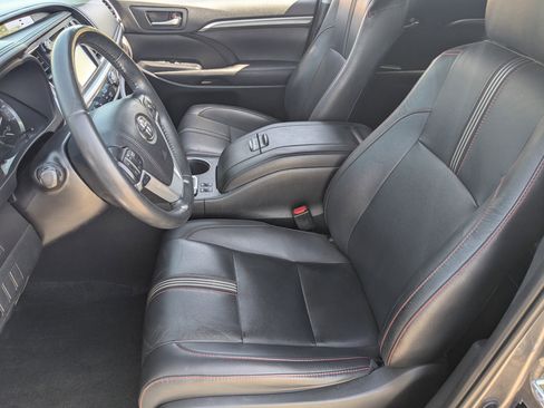 Used 2019 Toyota Highlander SE FWD image 18