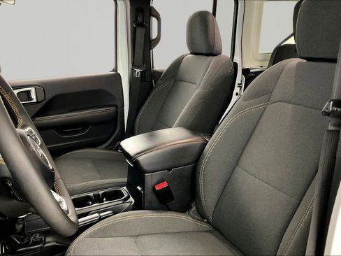 Used 2025 Jeep Wrangler Sahara image 19