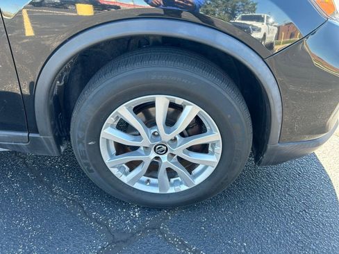 Used 2018 Nissan Rogue SV image 2