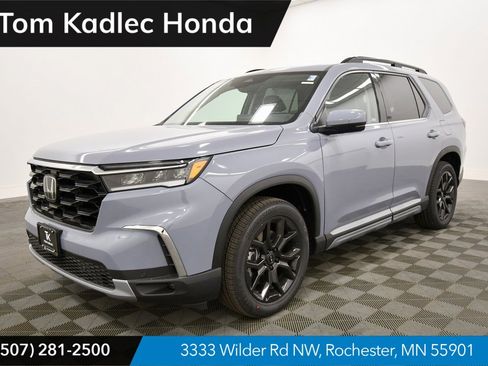 New 2025 Honda Pilot Touring image 1