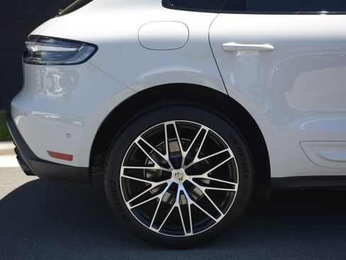 Certified 2026 Porsche Macan AWD/4WD image 40