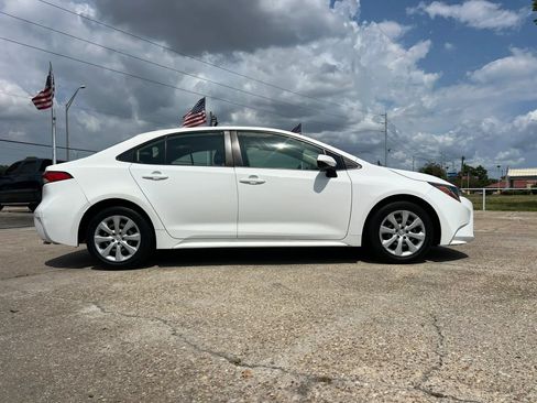 Used 2021 Toyota Corolla LE FWD image 2