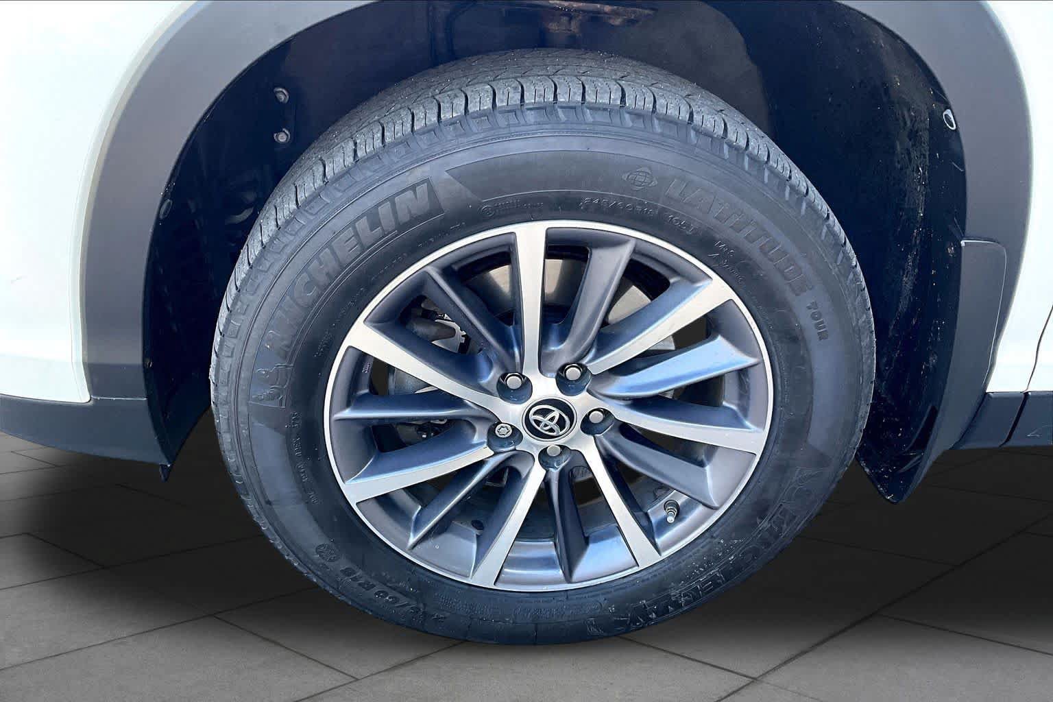 Certified 2019 Toyota Highlander XLE AWD/4WD image 11