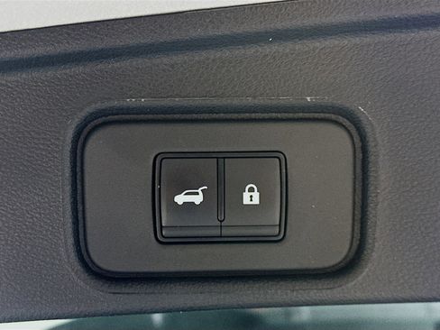 Used 2025 Nissan Pathfinder SV FWD image 30