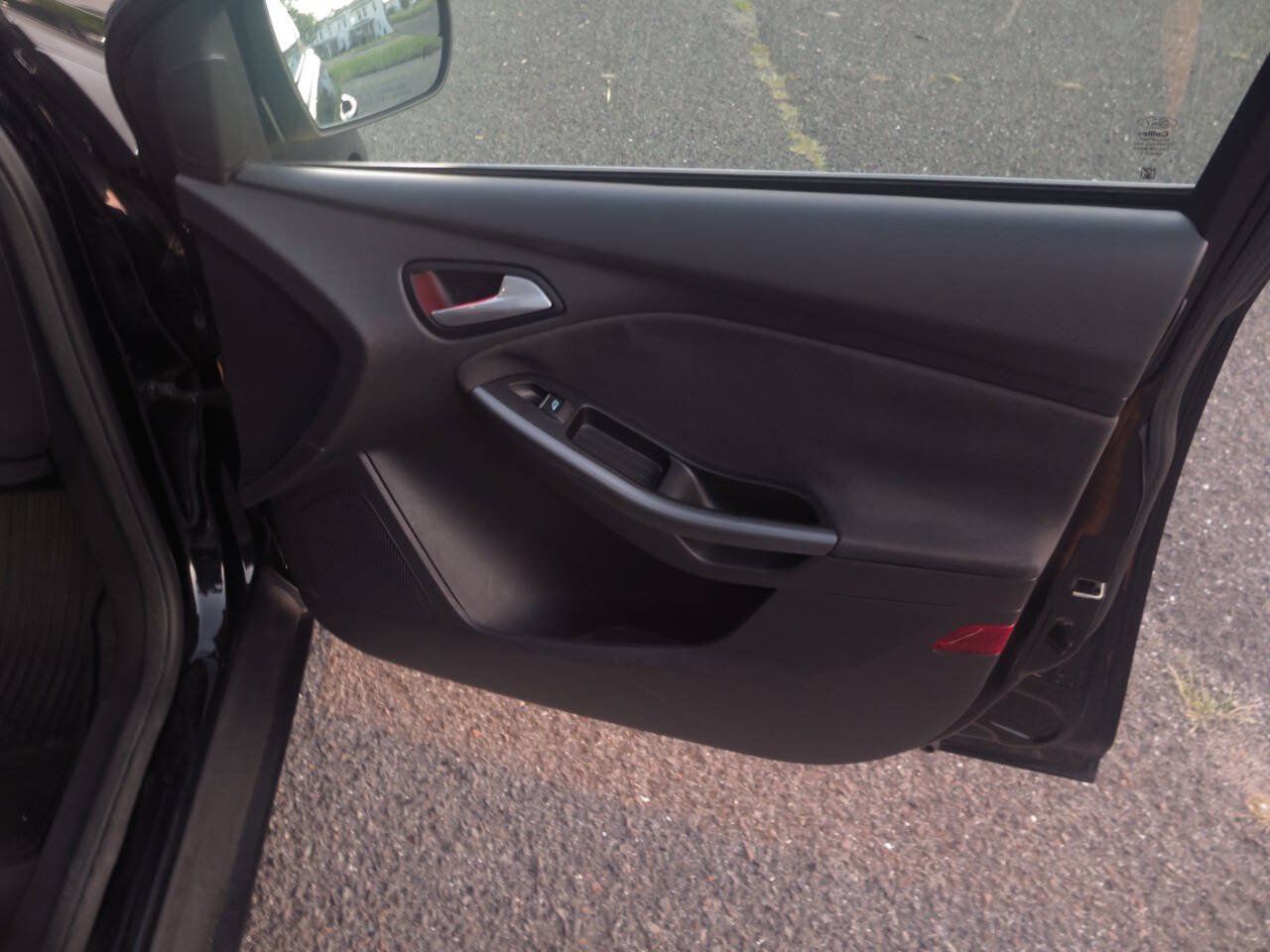 Used 2012 Ford Focus Titanium FWD image 23