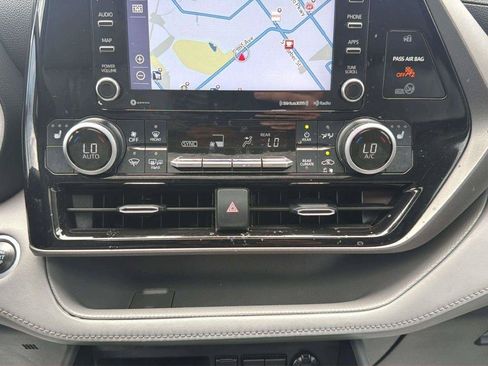 Used 2021 Toyota Highlander XLE AWD/4WD image 30