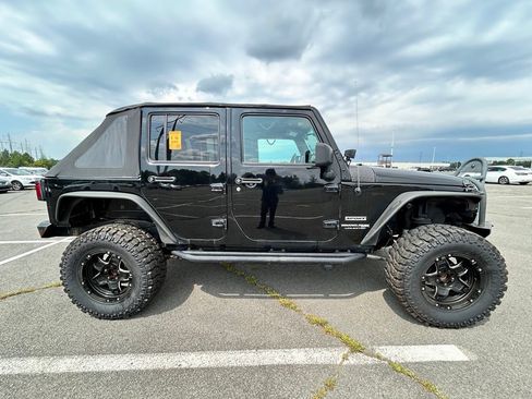 Used 2018 Jeep Wrangler Unlimited Sport w/ Connectivity Group AWD/4WD image 4