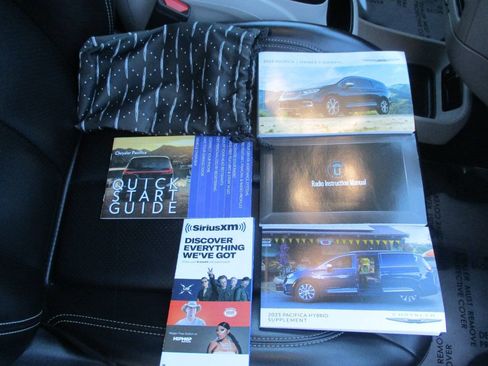 Used 2023 Chrysler Pacifica Touring-L FWD image 35