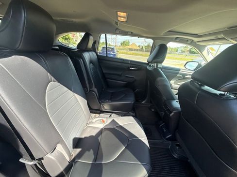 Used 2023 Toyota Highlander XLE AWD/4WD image 19