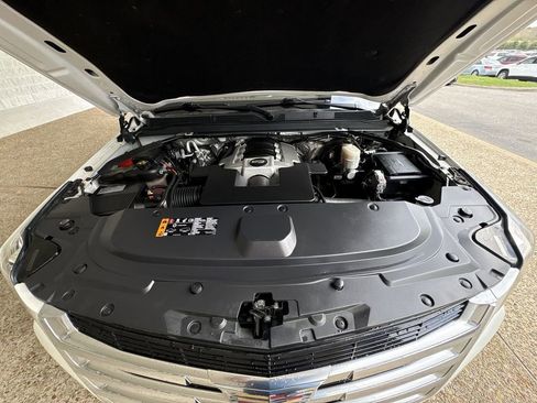 Used 2017 Cadillac Escalade ESV Luxury image 31