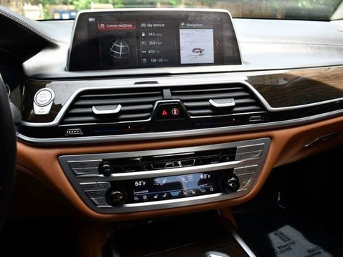 Used 2018 BMW 750i image 28
