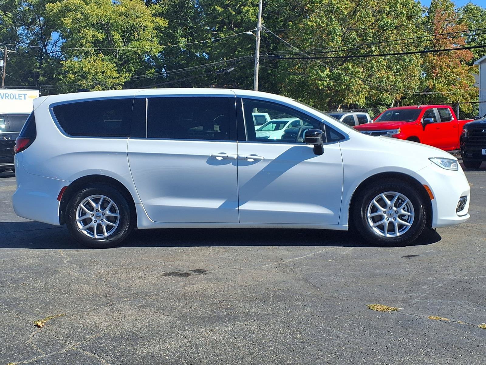 Used 2025 Chrysler Pacifica Select FWD image 11