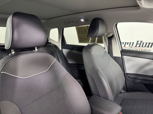 Used 2024 Volkswagen Taos SE image 33