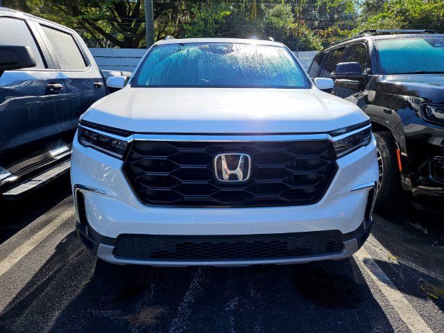 Used 2025 Honda Pilot Touring image 3