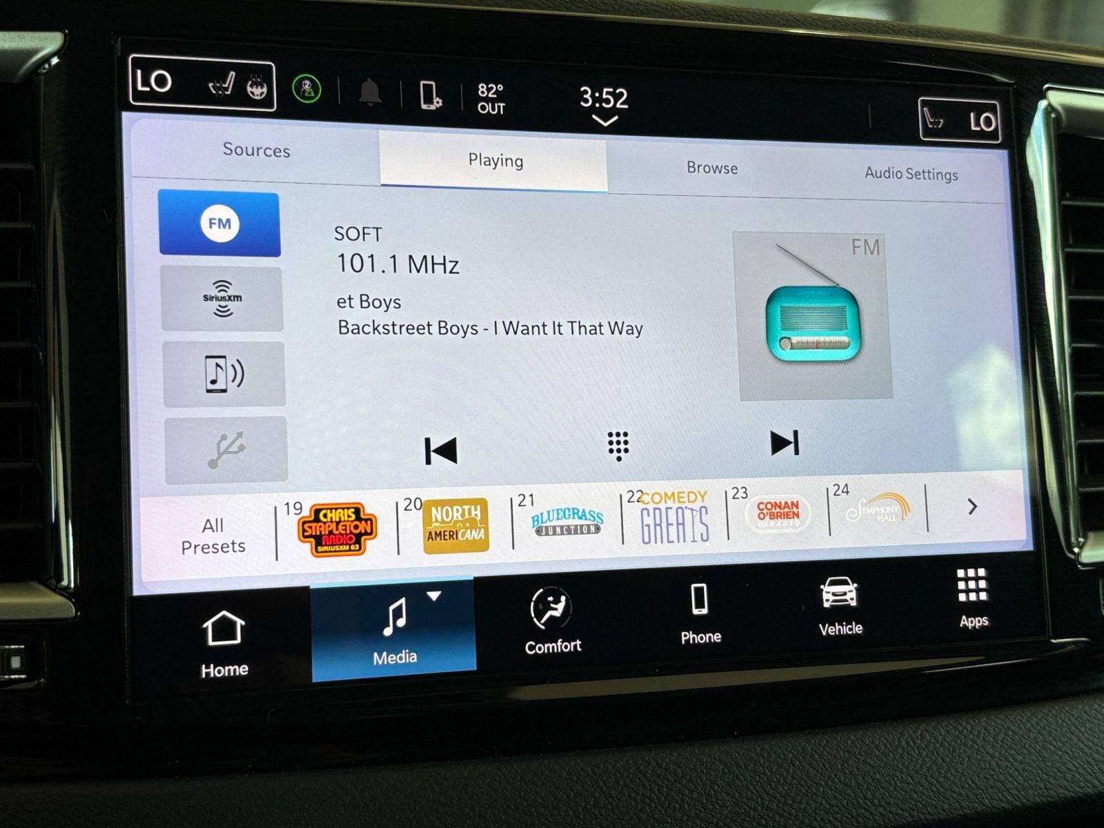 Used 2024 Chrysler Pacifica Touring-L FWD image 19