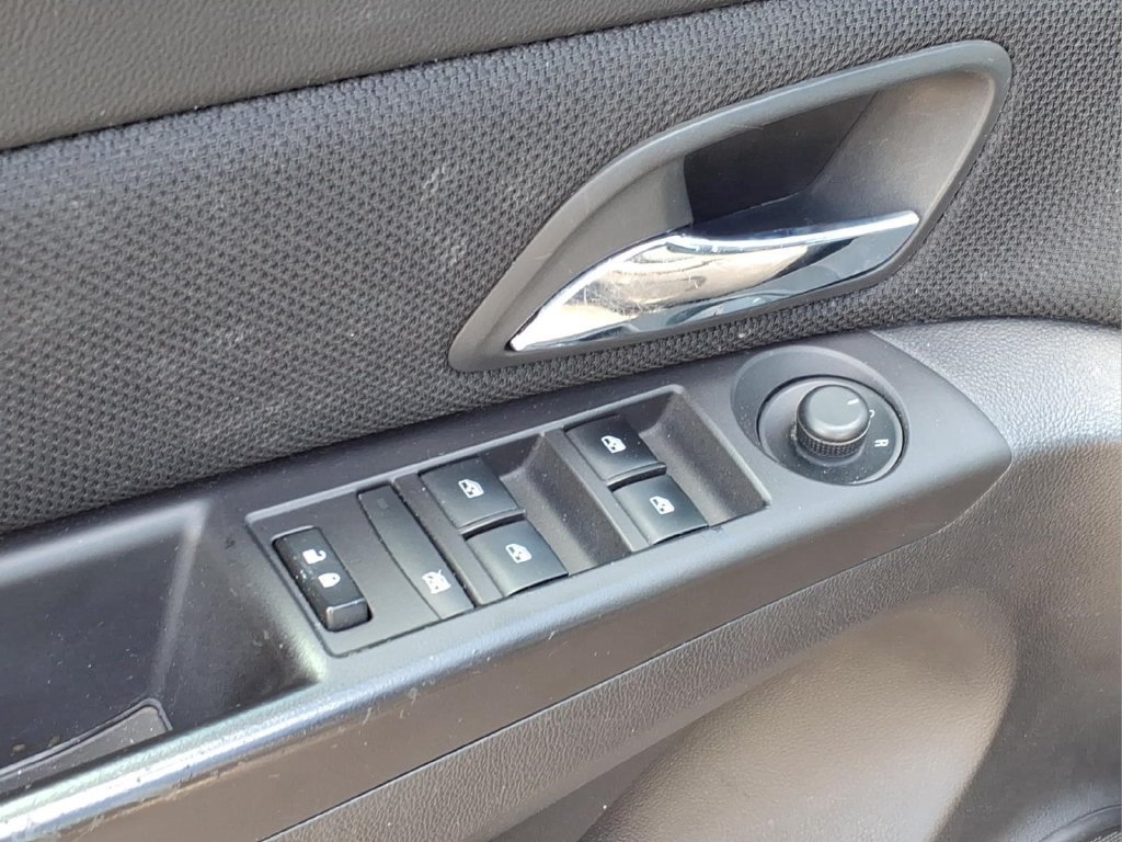 Used 2015 Chevrolet Cruze LT w/ Technology Package FWD image 13